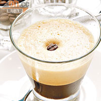 冰搖咖啡 $38（a）<br>以雙份Espresso炮製，入口神經先被泡沫的幼滑所觸動，其後的咖啡甘香，令人倍覺醒神。