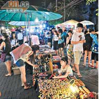 巿集通常由下午4、5時一直熱鬧至深夜，所以叫它做夜市也不為過。