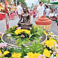 於泰國新年期間，路中會放有神像供人祈福。