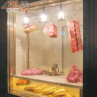 店內的Dry Aged房對正用餐區，客人可看到牛扒熟成過程的變化。