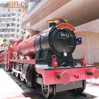 霍格華茲快車會在限定時間噴出蒸汽，提醒火車啟動在即，大家可別錯過登車時間！