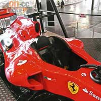 駕駛者坐入模擬F1駕駛艙後，才會裝上軚環，跟真F1一樣。