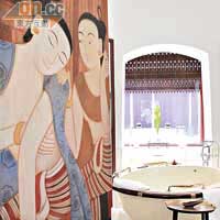 木門畫上泰國神話人物，維肖維妙，木門後就是浴室。