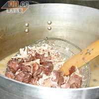 豬骨濃湯並非浪得虛名，師傅每天均以30至40斤鮮豬骨熬12小時，再煮12小時而成，湯底呈奶白色，豬骨味濃郁。
