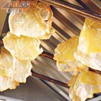 製作燒雞皮，需將新鮮雞皮風乾3、4小時，減少當中脂肪與油分。