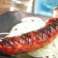 骨付腸 $16<BR>日本搞鬼燒物，以雞骨串起，烤起來更香；比一般的雞肉腸爽口。