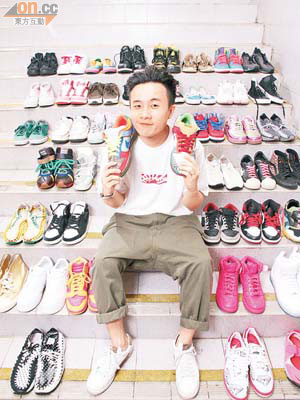 Kelvin超級喜歡波鞋，他身後的60幾對只係他收藏中的冰山一角而已！