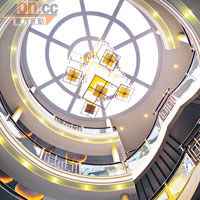 中庭乃是5層甲板高的中空設計，自然光從頂層玻璃天花透入，倍添舒適。