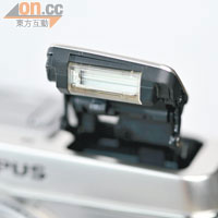 E-P系相機中首次內置GN 10閃光燈，亦支援TTL閃光控制。
