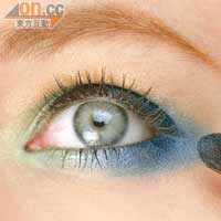 於眼尾C字位掃上藍色眼影，連眼尾三角位，伸延至下眼線後半部。