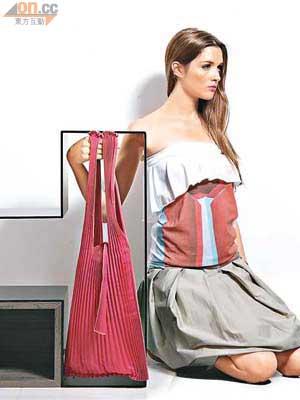 kna plus紅色布袋 $415、Roberto Piqueras荷葉邊設計上衣 $950、iMalloni杏色連身裙 $2,480