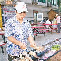 沙灘旁的美食區，美食選擇多，包括各式炭燒美食，雞翼串¥10（約HK$12）。