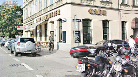 Cafe Drechsler坐落在Linke Wienzeile街角超過90年。