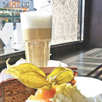 中間有3層橘子醬的Sacher Torte朱古力蛋糕加Cream，€3.5（約HK$39）；香濃的維也納式咖啡Melange，€2.6（約HK$29）。