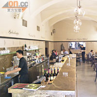 4年前咖啡店找來英國著名的設計師Sir Terence Conran為咖啡店大翻新。