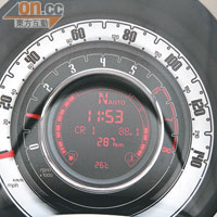 鋪排簡潔的錶板，重點在於中央屏幕能顯示各種行車資料。