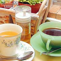 飲品<BR>各式配餐的飲品，選擇簡而精，包括有機咖啡、綠茶及薄荷茶；當中有機咖啡香氣撲鼻，味道濃郁，不妨一試。