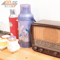 古董收音機為屋主特地借出擺放，坊間難尋。