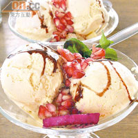 加了鮮果及焦糖杏仁醬的有機Halva雲呢拿雪糕，是炎炎夏日的消暑佳品，€4.5（約HK$50）。