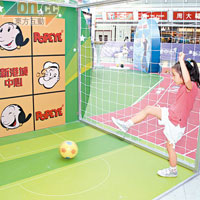 「勁力龍門大挑戰」即是射龍門遊戲，只要把足球踢中牆上卡通人物，便可勝出。