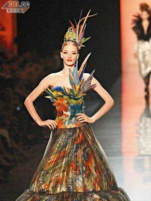 羽毛乃是次時裝騷的重要裝飾，加上彩虹般的瑰麗色彩，造型突出。