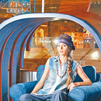 Anna Sui頭巾 $1,029（g）、ZSISKA樹脂頸鏈 $1,180（c）、acupuncture Fake Print Top $699（i）、UNIQLO藍色Pants $199（e）
