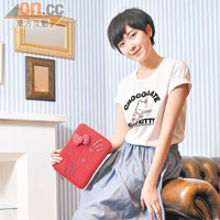 :WHITE CHOCOOLATE × HELLO KITTY Logo款Tee　$259<br>:WHITE CHOCOOLATE長裙　$499<br>Puzzle涼鞋　$459