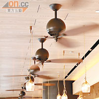 餐廳較突出的元素，除了復刻感重的懸掛式風扇外，曲線形吊燈亦為樸實的環境點睛。