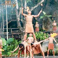 檳榔谷定時會有歌舞表演，當中以玩火棒吞火最具娛樂性。