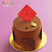 Double Chocolate Cake $35（c）<br>用比利時不同濃度的朱古力製成，包括25%可可濃度的蛋糕，55%的慕絲，以及80%的朱古力薄片，原來朱古力味道也可千變萬化。