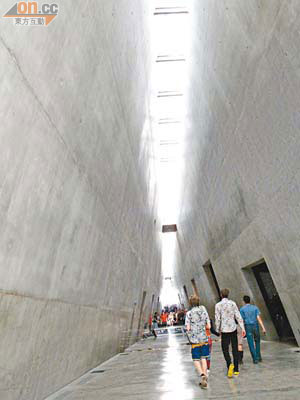 展館的室內設計，似一條不見天日的隧道。