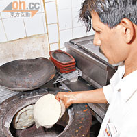 來自印度北部的廚師Beeru不諳英文，與記者比手劃腳地解說做烤餅最重要是時間控制，否則容易烤焦。