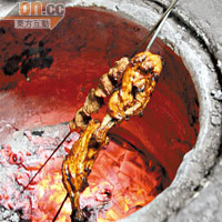用泥製造的天多尼爐，底層放滿燒紅了的炭，溫度很高，莫說內裏的烤肉不消一會就燒好，就連走近一點也感受到其熱力。
