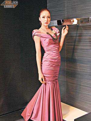 Evening gown $26,300<BR>頸鏈 $8,200