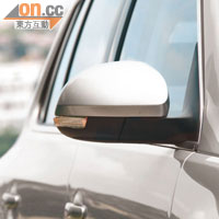 側鏡設有指揮燈，大大提升行車安全性。