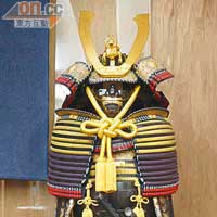 馬田精通日文與其歷史文化，只不過為人低調沒有公告天下，但看到這件有錢都買不到的原裝武士裝甲與地道的日式擺設，相信是最隹證明。