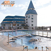 酒店頂層的室外泳池，可以俯瞰四周的景色。