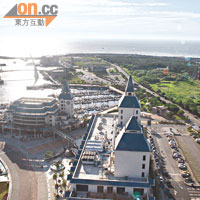 由高空俯瞰，可以見到酒店、漁人碼頭、淡水河及一片海景。