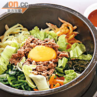 韓式石頭飯 $70<BR>石頭鍋飯內有生菜絲、芽菜、甘筍絲等，五顏六色；將牛肉、生雞蛋和自製辣醬拌勻吃，又香又辣。