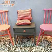 粉紅色小椅子 $2,000/張、灰色梳妝櫃 $3,120