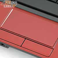 Touchpad跟墊手位同樣用上酒紅色炮製。