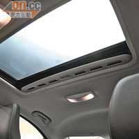 車頂裝設電動天窗，增加車廂開揚感。
