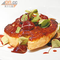 Pan-fried Foie Gras with Cherries $158（b）<br>是日精選推介，新鮮法國鴨肝煎得甘香，醬汁以時令車厘子混合Port酒、糖、牛油等煮成，果香能中和鴨肝油膩，清新。