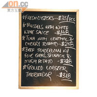 Chef's Special 小黑板<br>Bistro的一大特色，在散點餐牌以外，大廚會因應當天的來貨，即興創作菜式，更會親自把菜式寫在黑板上，今晚食乜餸，一目了然。