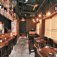 店內一室木裝潢，日本居酒屋格局。
