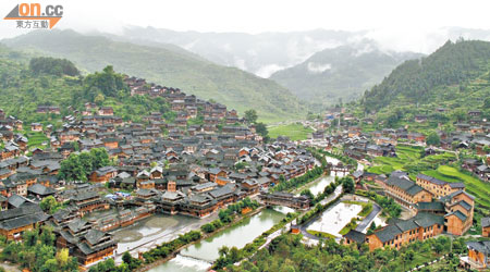 在山頂的觀景台俯瞰千戶苗寨，層層疊疊的木屋佔了整個山頭，景色壯麗。