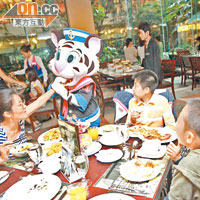 長隆酒店內的白老虎餐廳，有真假白虎陪食。