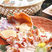 鱈場蟹及松葉蟹腳火鍋<br>火鍋用的是昆布湯底，以清淡的味道突出蟹肉的鮮甜。