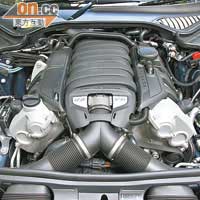 自然吸氣的4.8 V8引擎，所爆發的最大馬力達400匹。