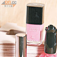 左：LUNASOL桃紅色指甲油 $110（d）<br>中：Chanel LE VERNIS粉紅色指甲油 $180（h）<br>右：Anna Sui粉紅色指甲油 $125（i）